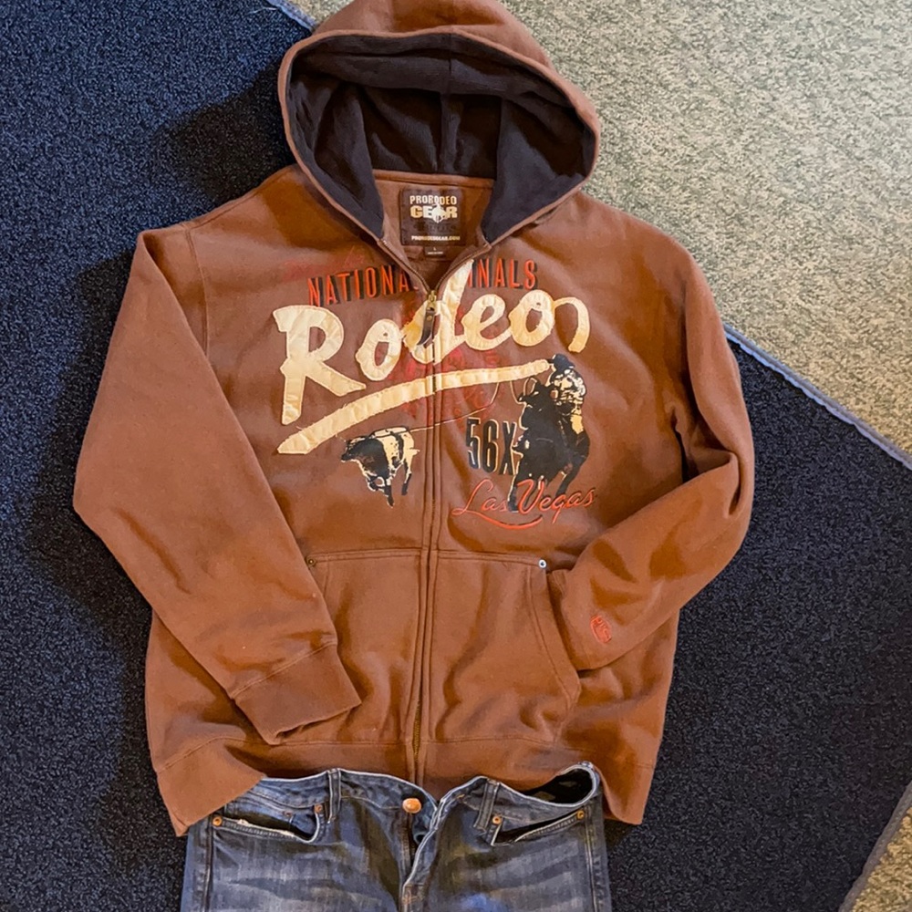 Pro rodeo sweatshirt brown buffalo .blue jeans mid rise a stretch boot cut flare